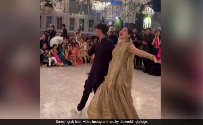 पाकिस्तानी एक्ट्रेस हनिया आमिर ने एक शादी में नातू नातू सोंग पर डांस किया
